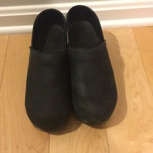 LIKE NEW Sanita clogs